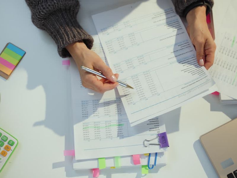 knjigovođa pregleda papire i obavlja kalkulaciju