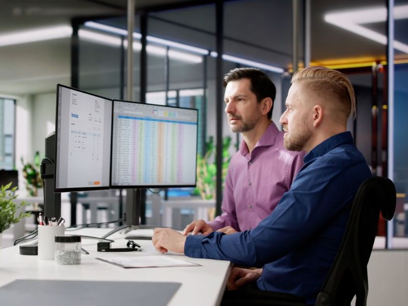 knjigovođe rade za kompjuterom