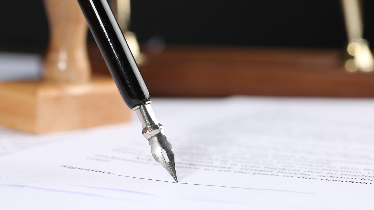 Pero iznad dokumenta naglašava potpisivanje ugovora o delu za freelancera