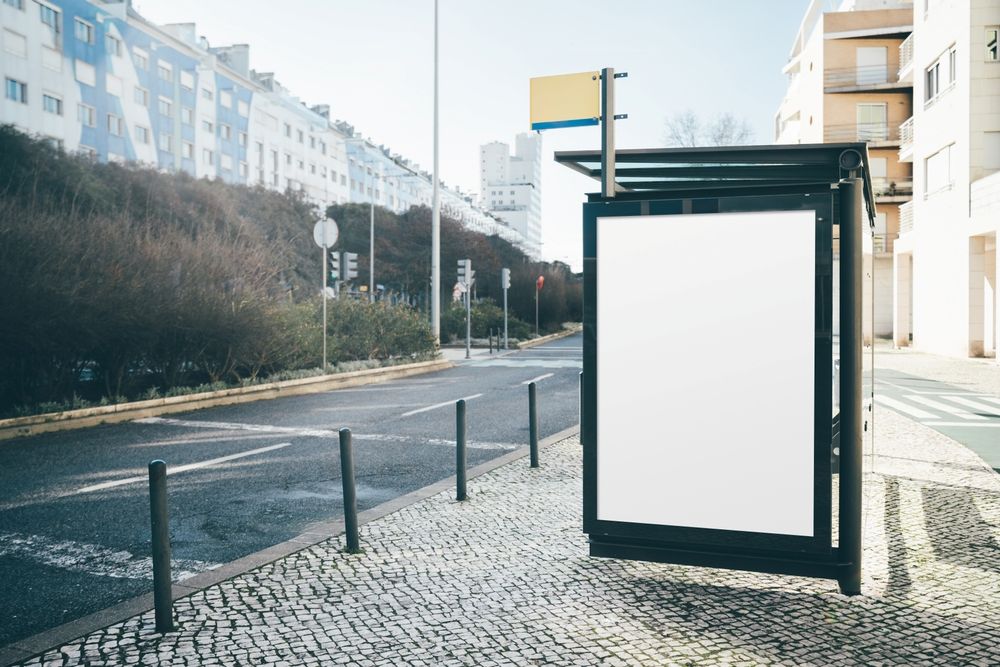 Reklamni pano na autobuskom stajalištu postavljen uz gradsku saobraćajnicu