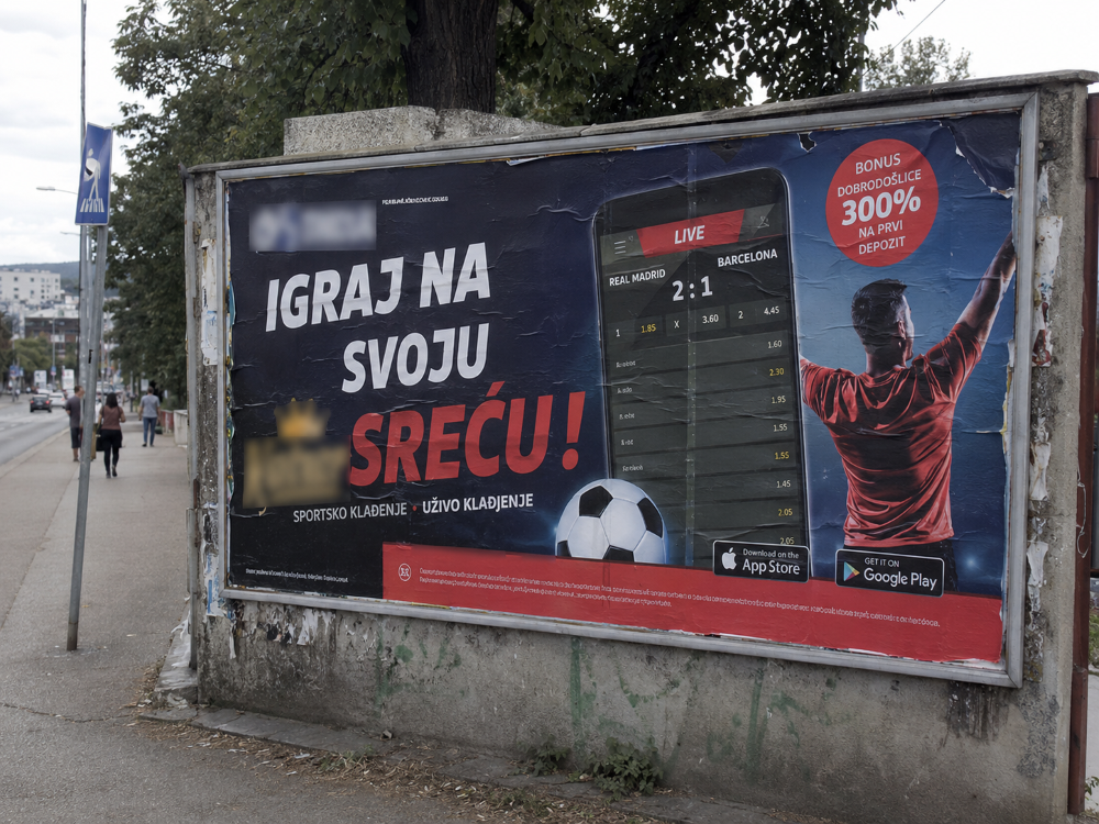 Reklama za sportsko klađenje postavljena na javnom reklamnom panou pored gradske saobraćajnice.