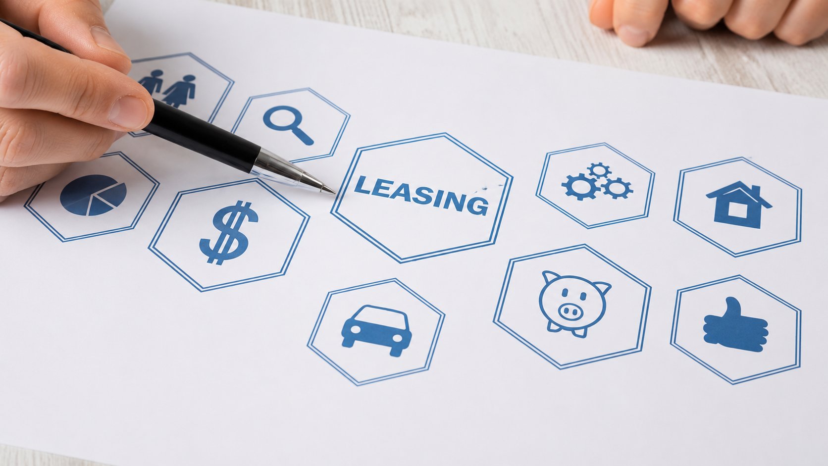 Dokument sa oznakom leasing i finansijskim ikonama koje predstavljaju različite troškove i uslove ugovora