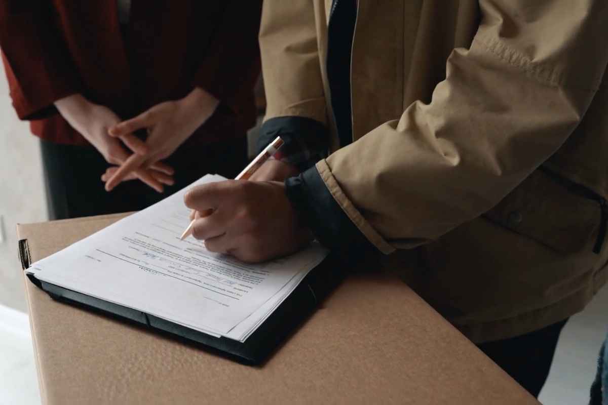 osoba potpisuje dokument aneks ugovora o radu