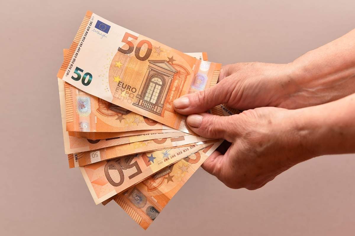 osoba drži novčanice od 50e u ruci